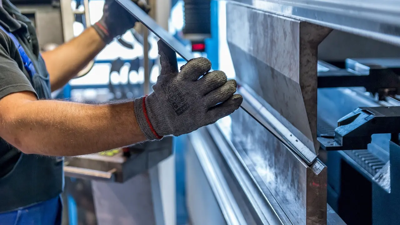 Un trabajador laborando en una f&aacute;brica. EP