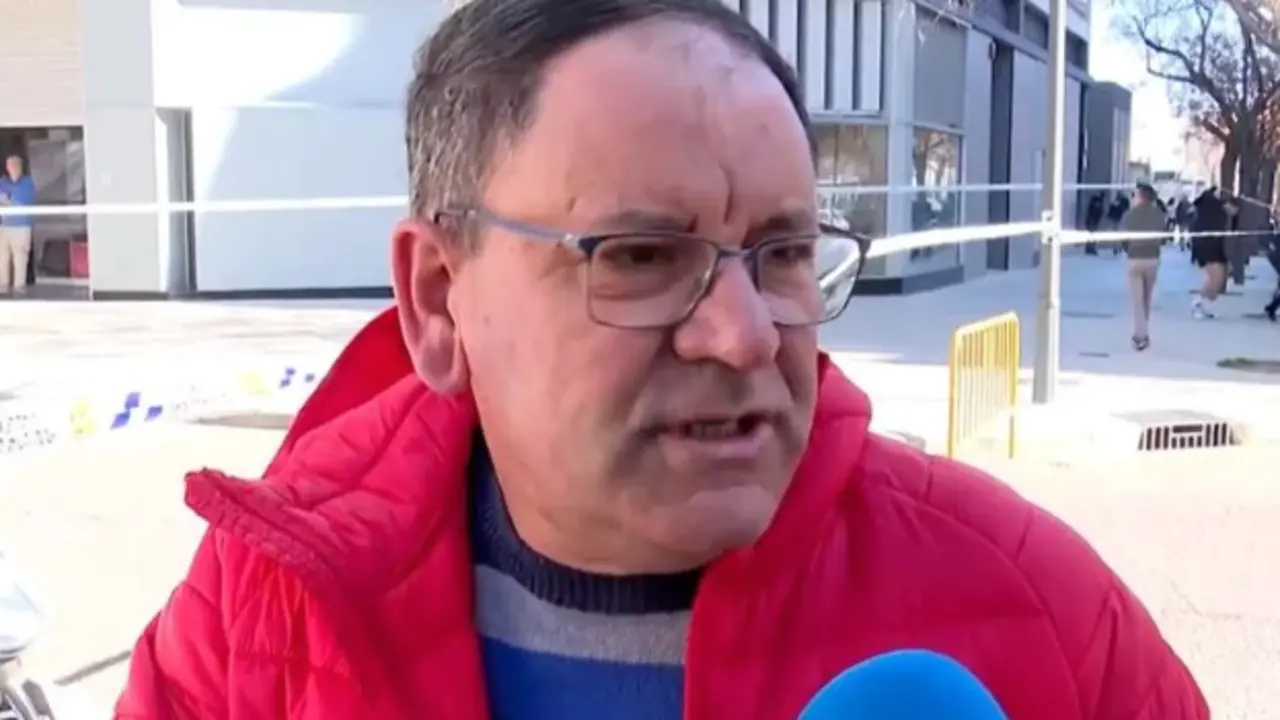 Juli&aacute;n, el conserje del edificio, al d&iacute;a siguiente del incendio. / Twitter