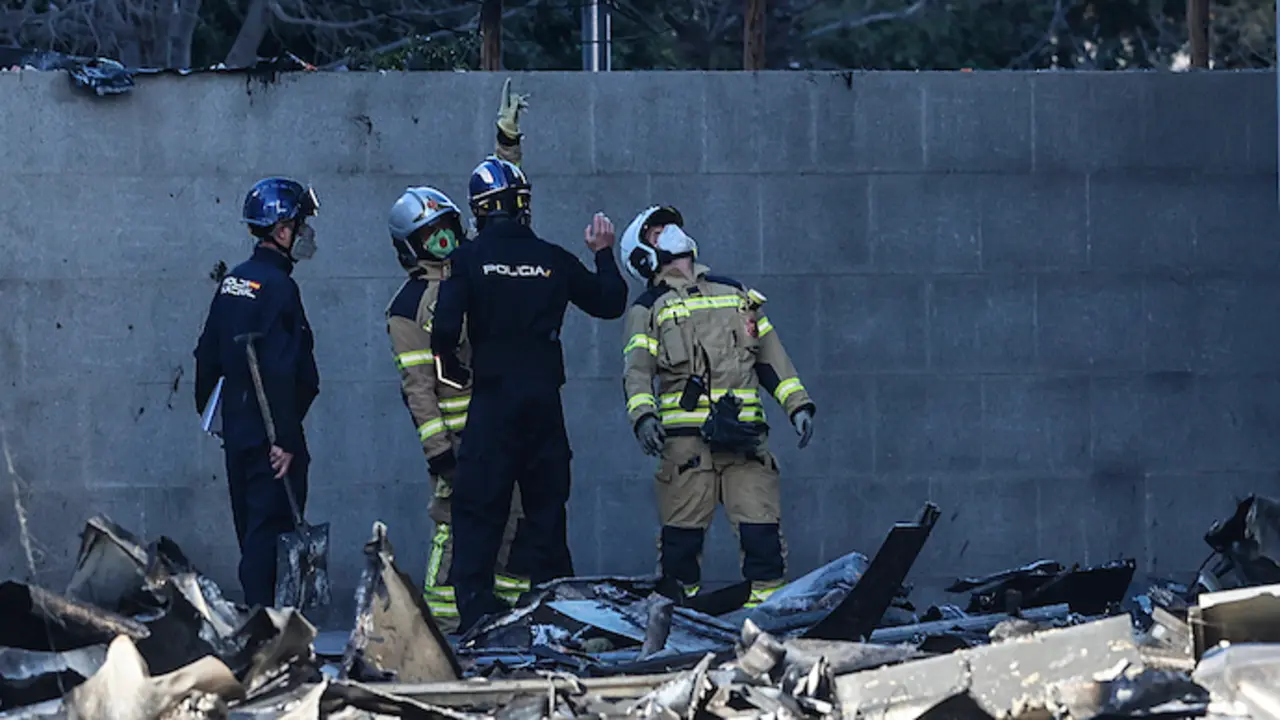 Varios agentes de la Polic&iacute;a Nacional junto al edificio incendiado del barrio de Campanar, a 24 de febrero de 2024, en Valencia, Comunidad Valenciana (Espa&ntilde;a). La Polic&iacute;a Cient&iacute;fica ha encontrado en la ma&ntilde;ana de hoy a la d&eacute;cima persona fallecida, un hombre que se encontraba desaparecido. Un incendio de grandes dimensiones arras&oacute; el pasado 22 de febrero un edificio de 14 plantas en el barrio valenciano de Campanar. El fuego, originado en el cuarto piso del inmueble, gener&oacute; una gran columna de llamas y una densa humareda que ha afectado a varias plantas del edificio. En el edificio, de 138 viviendas, resid&iacute;an unas 450 personas. El Ayuntamiento ha decretado tres d&iacute;as de luto y se han suspendido los actos falleros para este fin de semana.
24 FEBRERO 2024;DESASTRE;INCENDIO;FALLECIDOS;LLAMAS;FUEGO;LUTO;EDIFICIO
Rober Solsona / Europa Press
24/2/2024