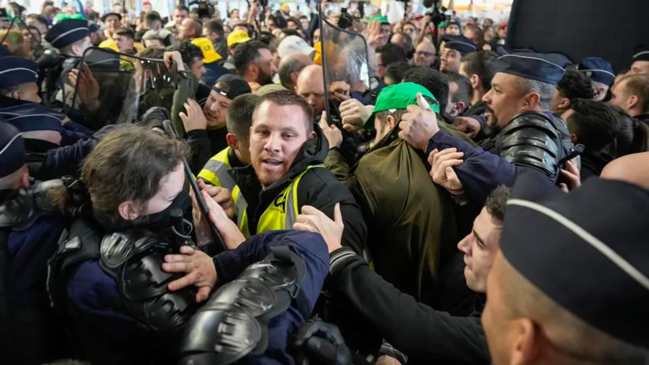 La polic&iacute;a francesa actu&oacute; ante un altercado. / LEWIS JOLY