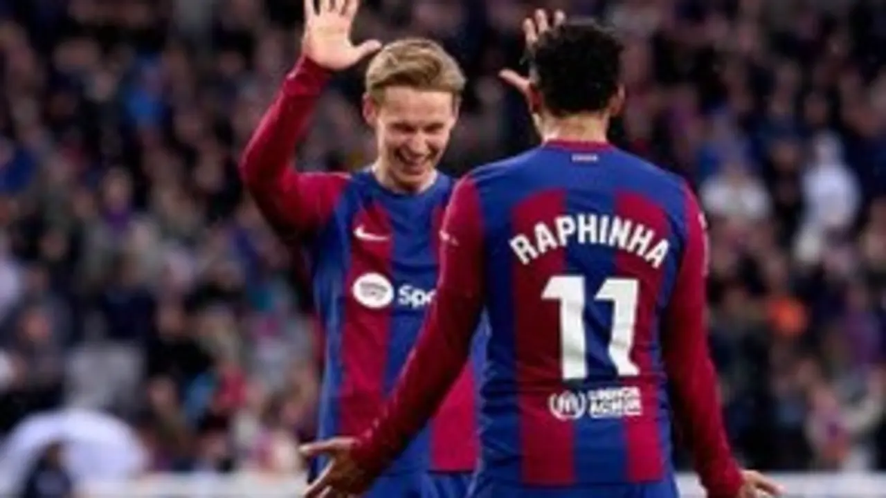 De Jong y Raphina celebran uno de los goles. / Twitter