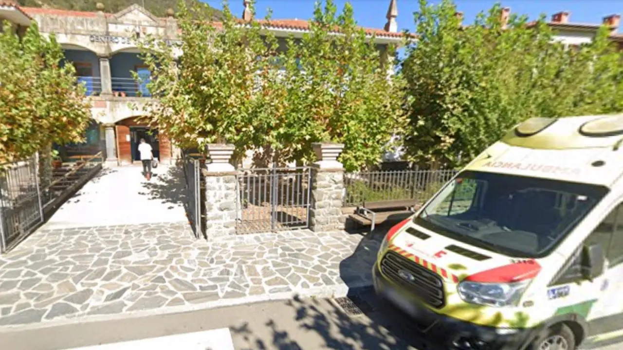 Una ambulancia se sit&uacute;a al lado del Centro de Salud de Potes, preparada para ofrecer asistencia inmediata, reflejando el compromiso continuo con la salud y el bienestar de la comunidad local.