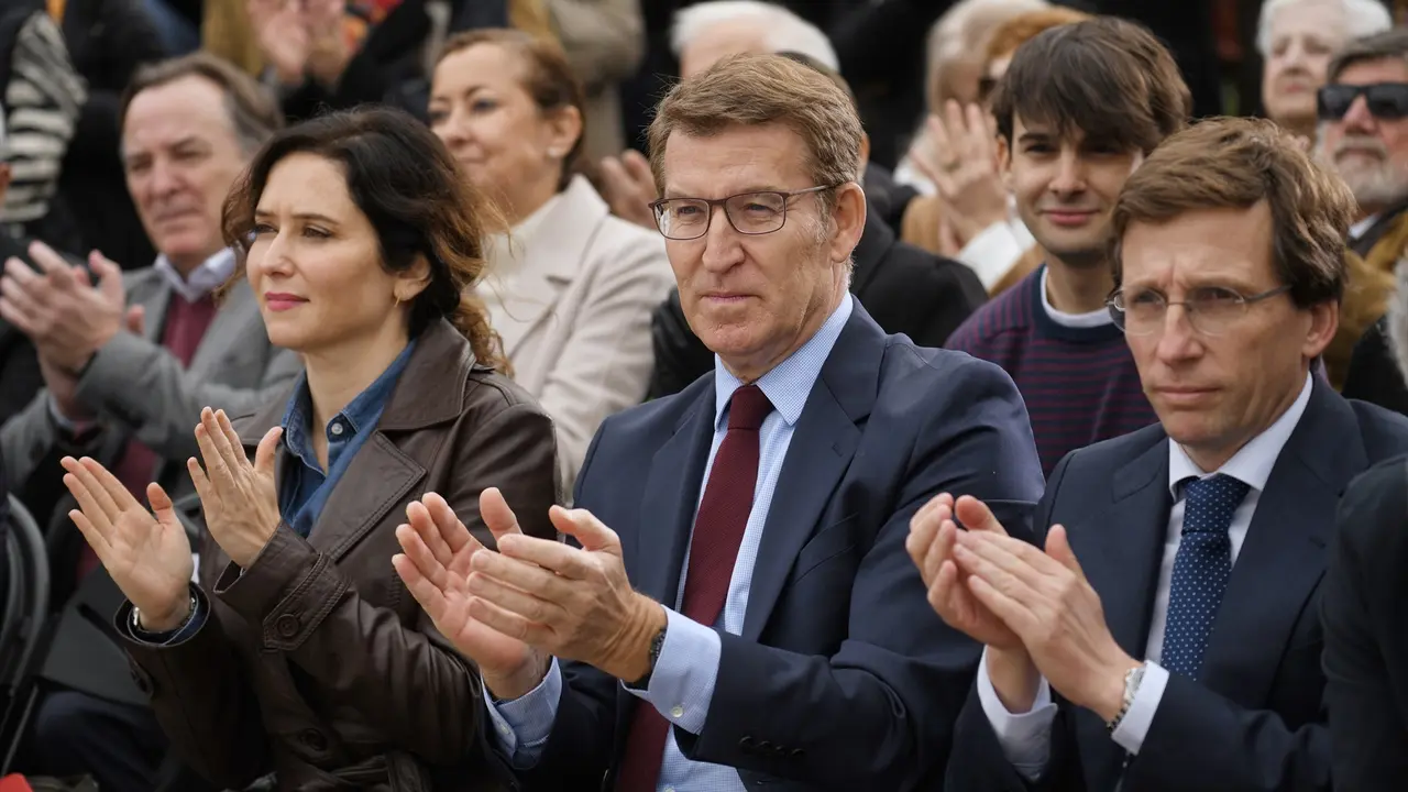 (I-D) La presidenta de la Comunidad de Madrid, Isabel D&iacute;az Ayuso; el presidente del Partido Popular, Alberto N&uacute;&ntilde;ez Feij&oacute;o, y el alcalde de Madrid, Jos&eacute; Luis Mart&iacute;nez-Almeida. EP / Fernando S&aacute;nchez