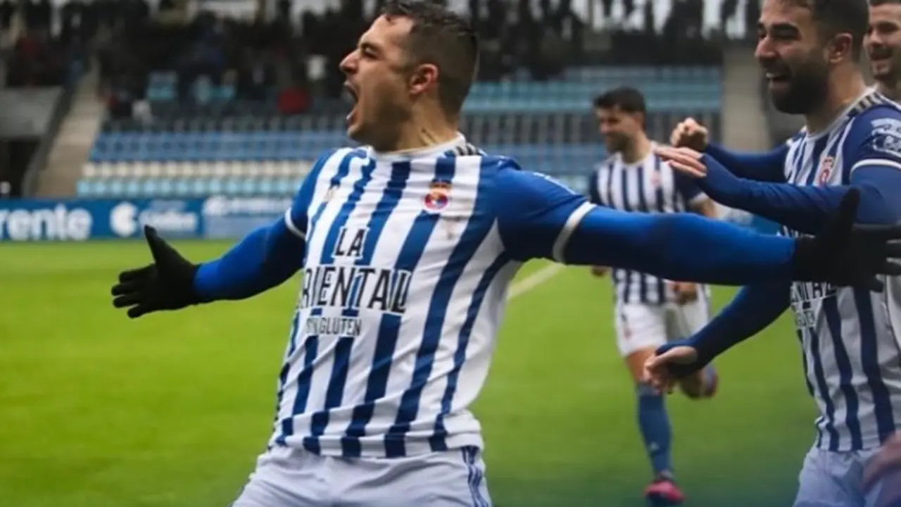 El delantero gimn&aacute;stico celebra su gol en el partido que da la victoria a la Gimn&aacute;stica. / Alerta
