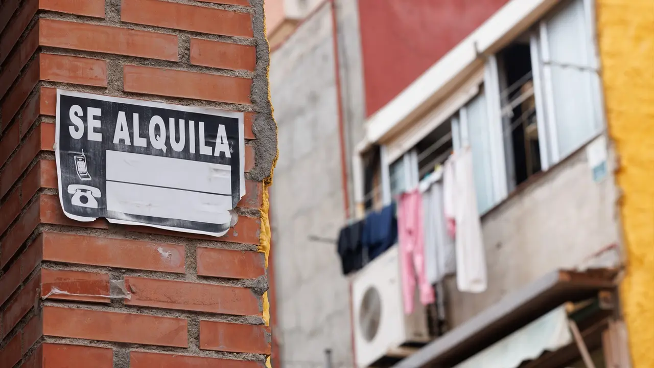Un cartel de 'Se alquila' en una zona residencial. EP / Eduardo Parra