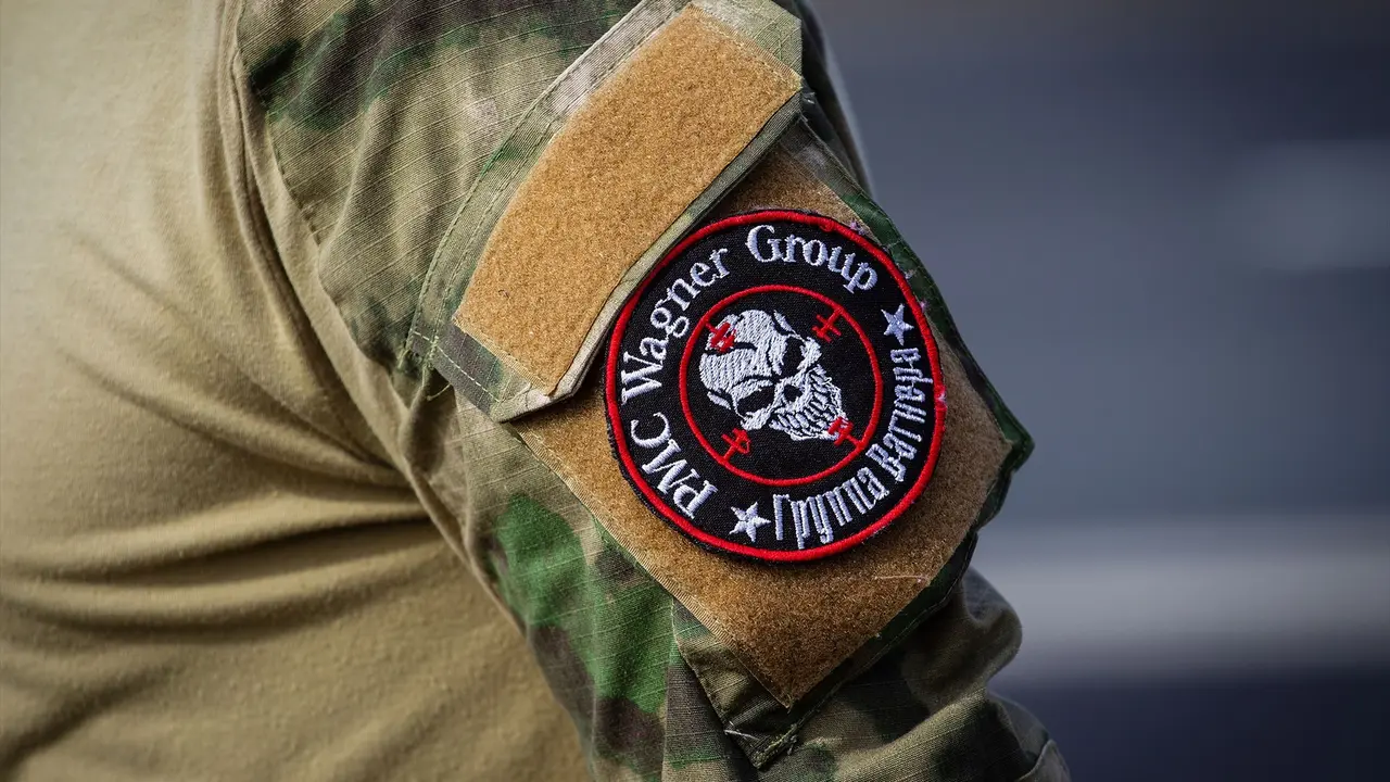 Un militante del Grupo Wagner con el emblema de la organizaci&oacute;n. EP