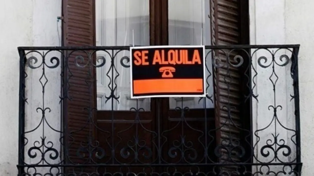 Cartel de "se alquila vivienda". EP