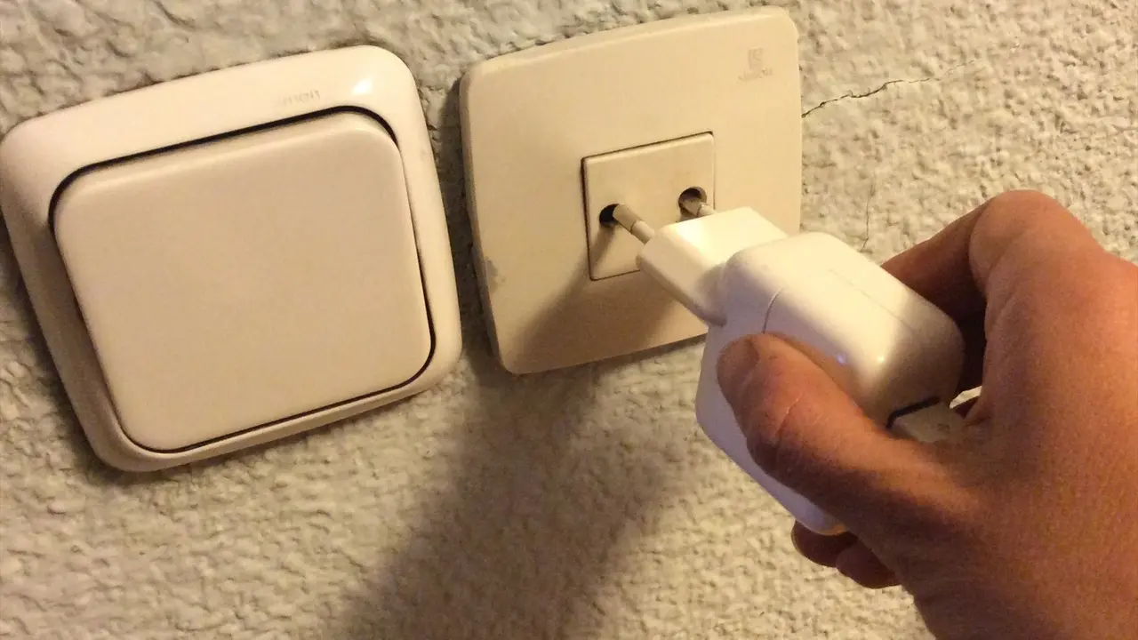 Una persona conectando un equipo electr&oacute;nico. EP