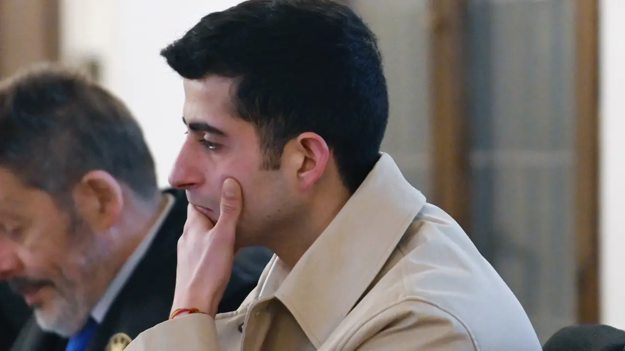 El joven estudiante de Derecho de la Universidad de Le&oacute;n (ULe) se enfrenta a 22 a&ntilde;os de c&aacute;rcel como acusado de la muerte violenta, en mayo de 2021, de otro alumno de esa instituci&oacute;n acad&eacute;mica, natural de Colindres (Cantabria), unos hechos que ser&aacute;n juzgados desde este lunes en la Audiencia de Le&oacute;n por el sistema del tribunal del jurado con la declaraci&oacute;n a lo largo de cinco jornadas de m&aacute;s de una treintena de testigos y cinco pruebas periciales. EFE/J.Casares