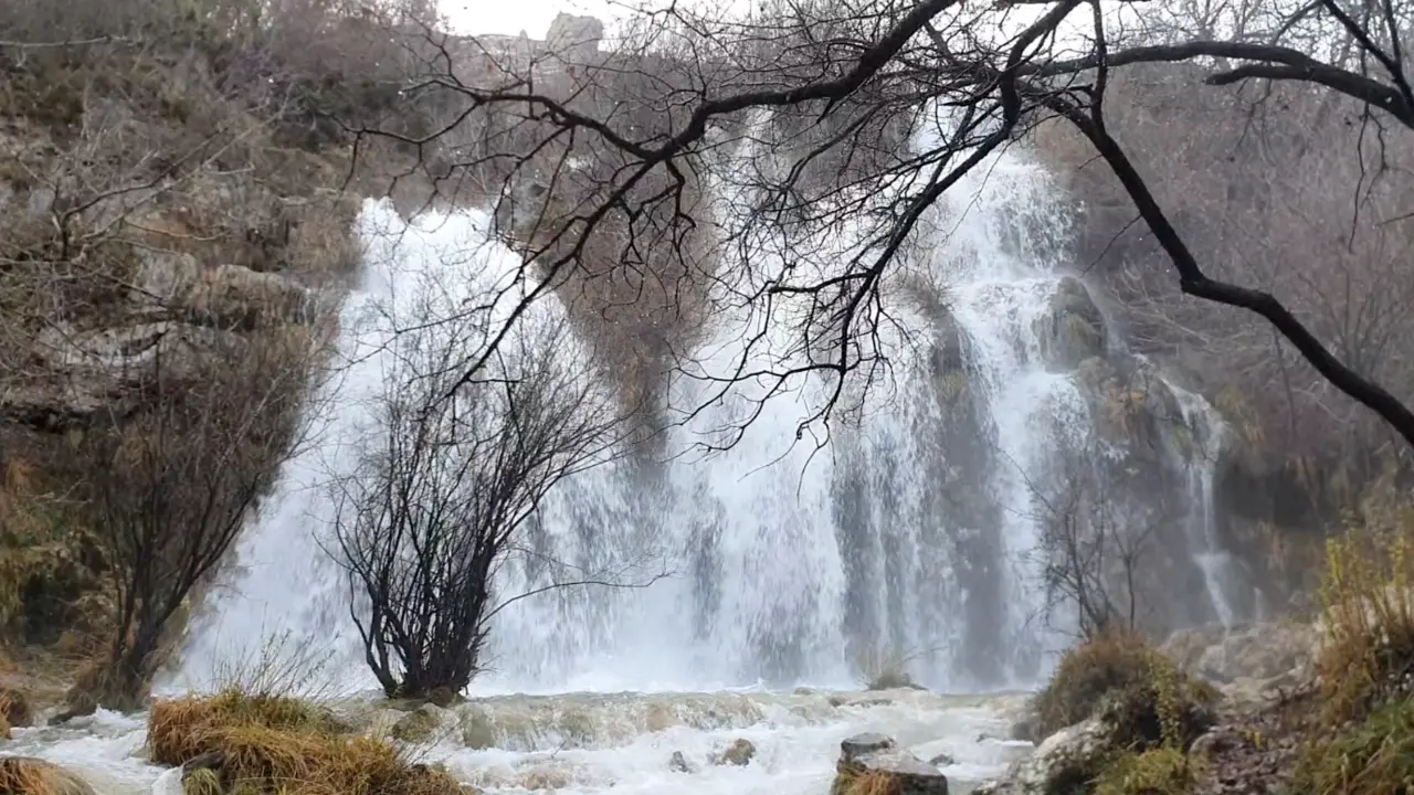 La cascada El Tobazo, en Cantabria, se revela en todo su esplendor tras las recientes nevadas, convirti&eacute;ndose en un majestuoso espect&aacute;culo natural de agua y hielo que cautiva a todos los espectadores con su fuerza y belleza sin igual.