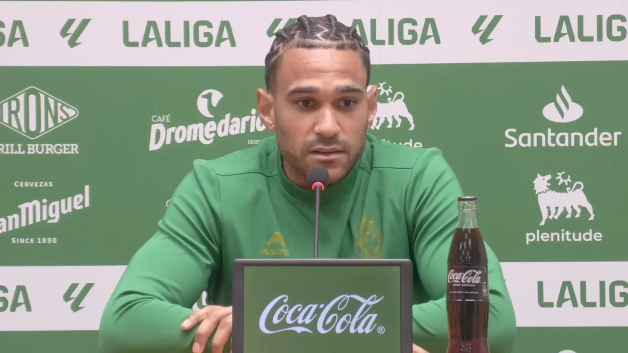 Jordi Mboula, el din&aacute;mico extremo verdiblanco, durante una rueda de prensa, reflejando su compromiso y pasi&oacute;n por el juego mientras comparte sus pensamientos y expectativas para la temporada.