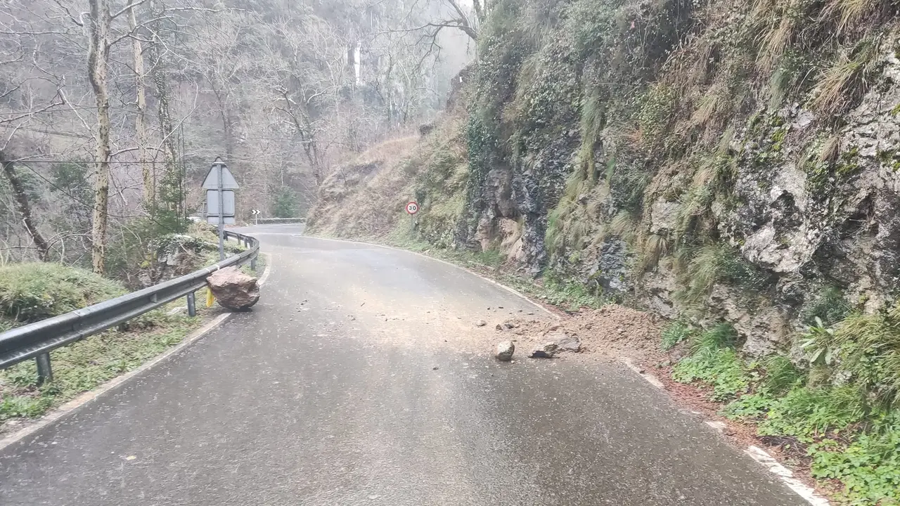 En la carretera CA-260, enormes rocas obstaculizan el paso tras recientes desprendimientos, evidenciando la fuerza de la naturaleza y los retos para la movilidad en la zona.
