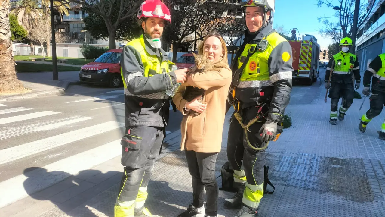 Los bomberos junto a Coco y la due&ntilde;a tras el rescate. / BOMBEROS DE VALENCIA
