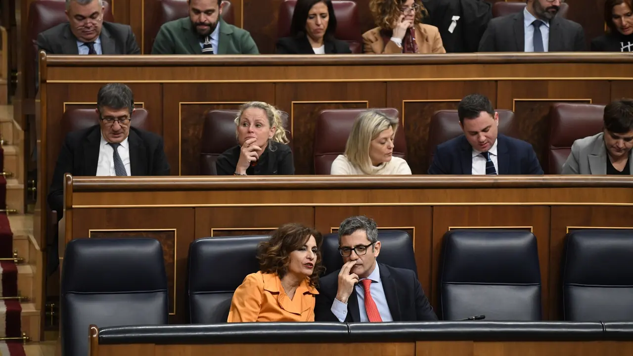 (Fila abajo) La vicepresidenta primera del Gobierno y ministra de Hacienda, Mar&iacute;a Jes&uacute;s Montero, y el ministro de la Presidencia, Justicia y Relaciones con las Cortes, F&eacute;lix Bola&ntilde;os, conversan durante una sesi&oacute;n plenaria, en el Congreso de los Diputados. EP / Fernando S&aacute;nchez