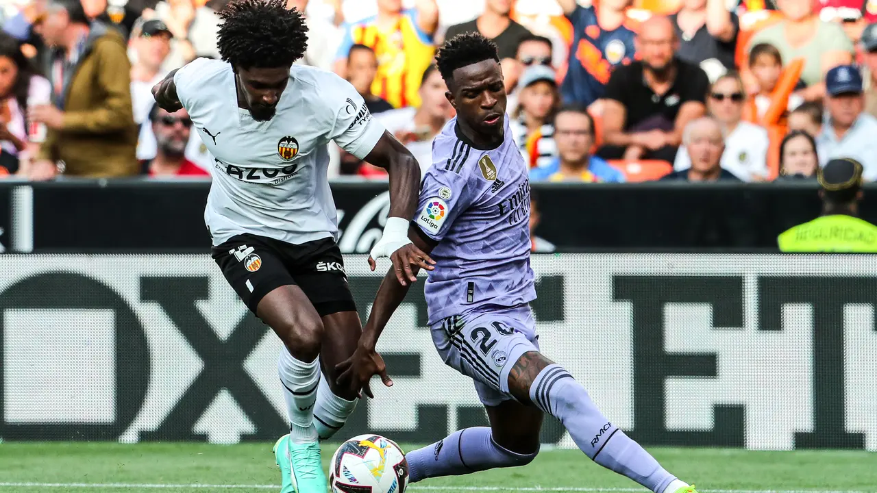 El jugador del Real Madrid Vin&iacute;cius J&uacute;nior, ante el lateral del Valencia Thierry Correia, en un partido de Liga en Mestalla./  Ivan Terron