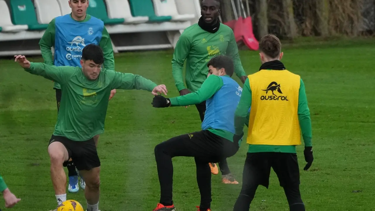 Aldasoro controla un bal&oacute;n en uno de los entrenamientos del equipo en las instalaciones Nando Yosu. / Alerta