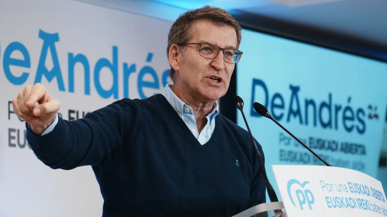 El presidente del PP, Alberto N&uacute;&ntilde;ez Feij&oacute;o, interviene durante la presentaci&oacute;n oficial de Javier de Andr&eacute;s como candidato a Lehendakari. EP / H. Bilbao