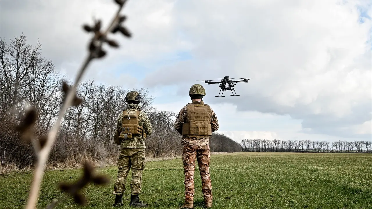 Militares manejando un dron. / Dmytro Smolienko