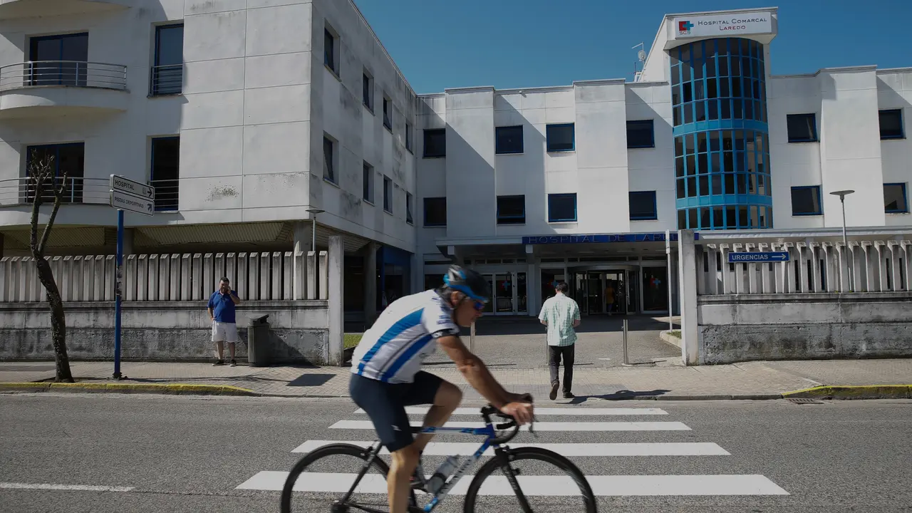 Un ciclista circula frente al hospital de Laredo. / Alerta