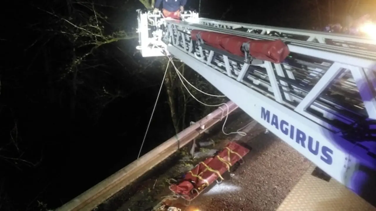 Equipos de rescate trabajan diligentemente para salvar a una joven semiinconsciente despu&eacute;s de su ca&iacute;da por un terrapl&eacute;n cerca del r&iacute;o en Casatablas, Soba, demostrando el valor y la rapidez de la respuesta en situaciones de emergencia.