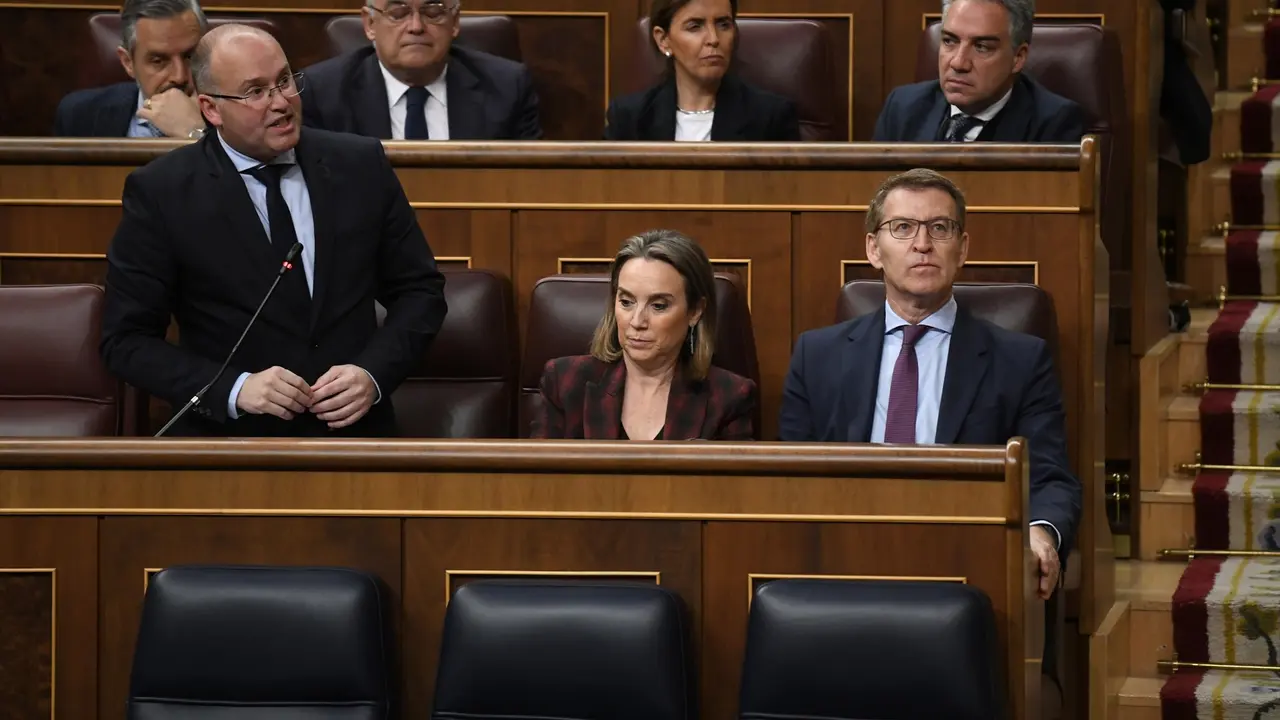 El portavoz del Grupo Parlamentario Popular en el Congreso, Miguel Tellado (1i), interviene durante una sesi&oacute;n plenaria, en el Congreso de los Diputados. EP / Fernando S&aacute;nchez