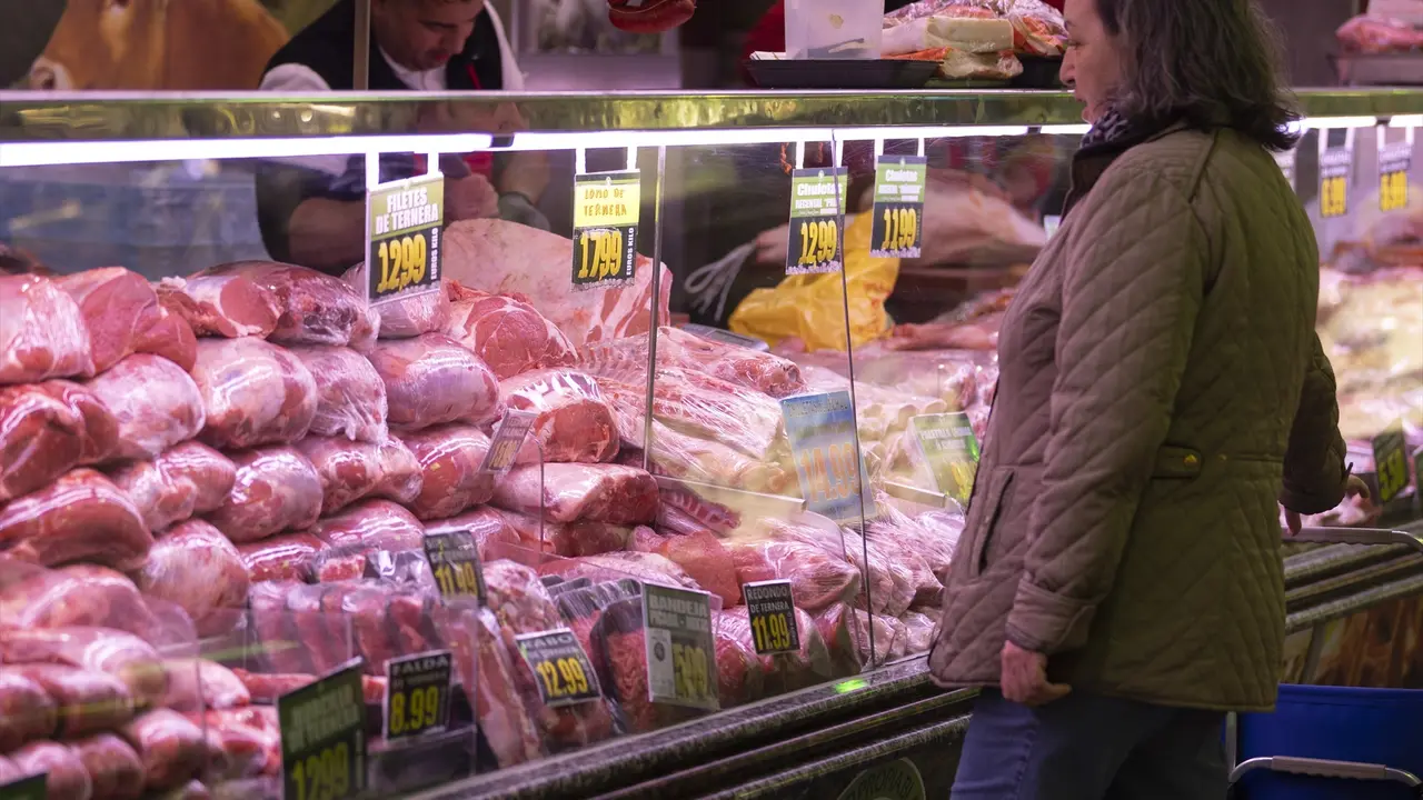 Una mujer comprando en una carnicer&iacute;a. EP / Eduardo Parra