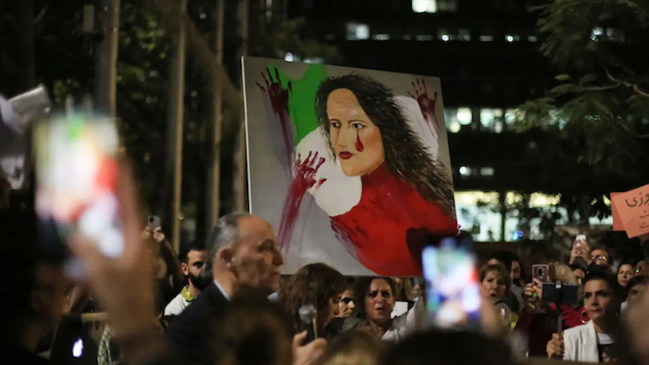 Manifestantes sostienen pancartas y banderas iran&iacute;es mientras protestan contra la muerte de Masha Amini y en solidaridad con los manifestantes iran&iacute;es. Foto: Saeed Qaq/APA Images v&iacute;a ZUMA Press Wire/dpa
Fecha: 29/10/2022.

Foto de ARCHIVO

Firma: Saeed Qaq / APA Images via ZUMA
