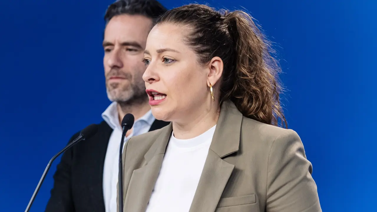 El vicesecretario de Cultura y portavoz del PP, Borja S&eacute;mper y la diputada del PP Esther Mu&ntilde;oz, durante una rueda de prensa posterior a la reuni&oacute;n del Comit&eacute; de Direcci&oacute;n del PP. EP / Carlos Luj&aacute;n