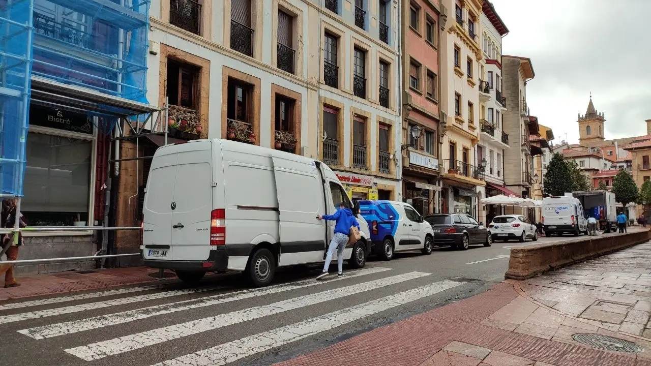 Un joven repartiendo paquetes en un edificio. EP
