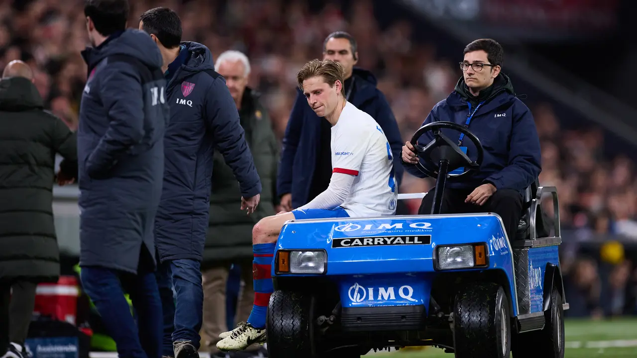 Frenkie de Jong se retira lesionado del partido de ayer frente al Athletic. / EP