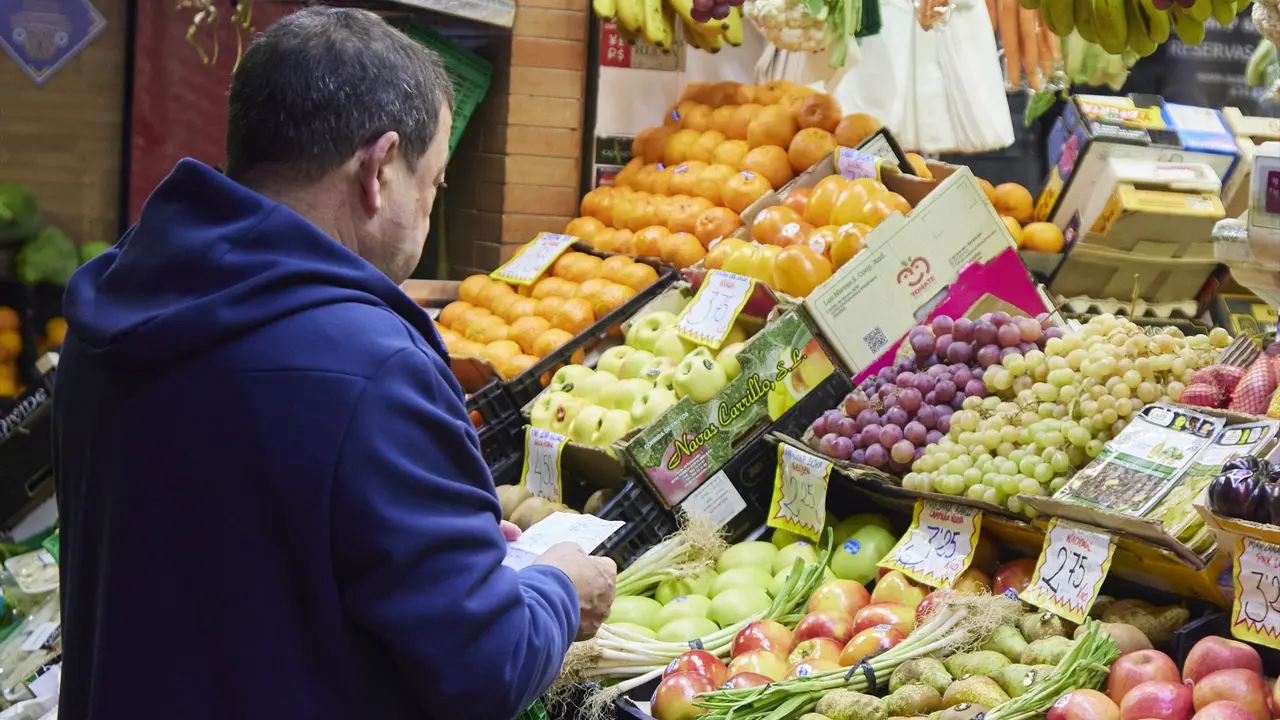 Un se&ntilde;or con un listado de productos en las compras en un Mercado de Abastos. EP / Joaqu&iacute;n Corchero