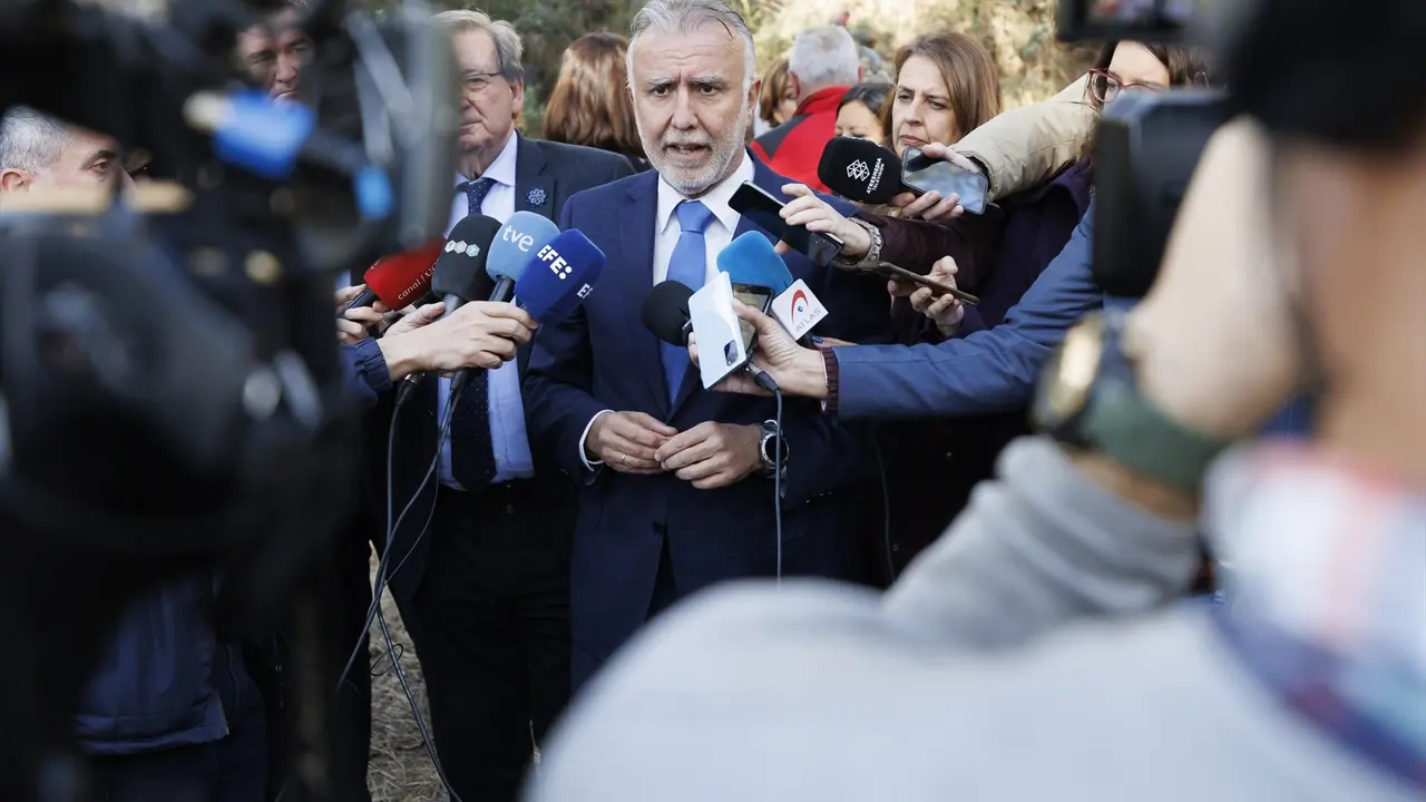 El ministro &Aacute;ngel V&iacute;ctor Torres atiende a los medios. EP