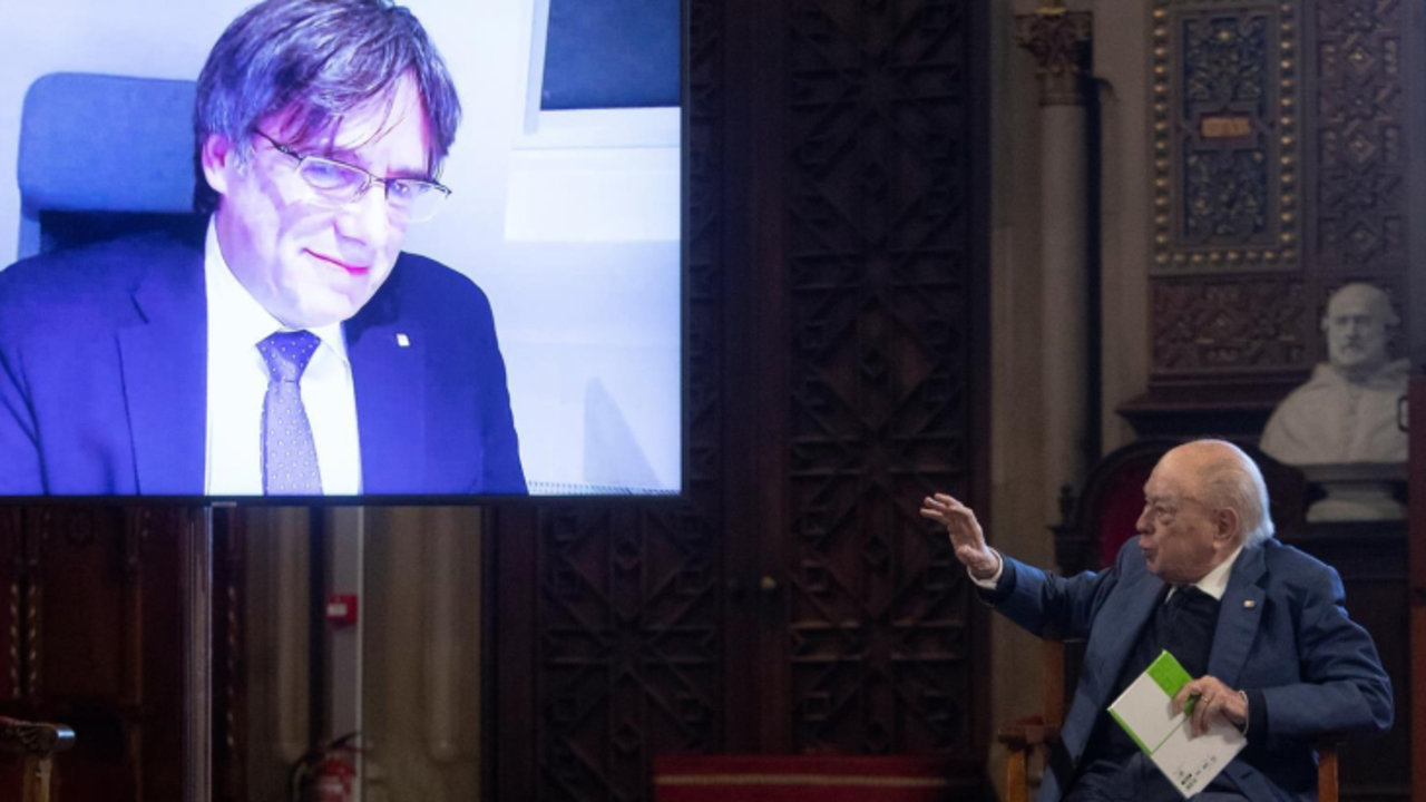 Los expresidentes Jordi Pujol (d) y Carles Puigdemont (i) en una charla, junto a los tambi&eacute;n expresidentes Artur Mas y Quim Torra. / EFE