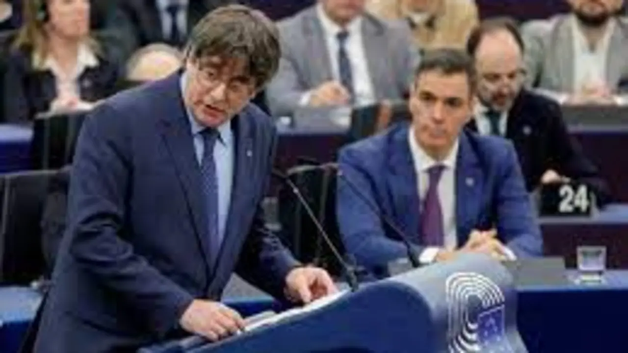 Carles Puigdemont comparece frente a Pedro S&aacute;nchez en el Parlamento Europeo. / Ronald Wittek