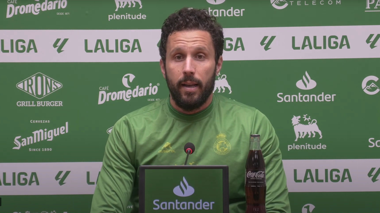 El defensa del Racing, Germ&aacute;n S&aacute;nchez, durante una rueda de prensa. / Alerta