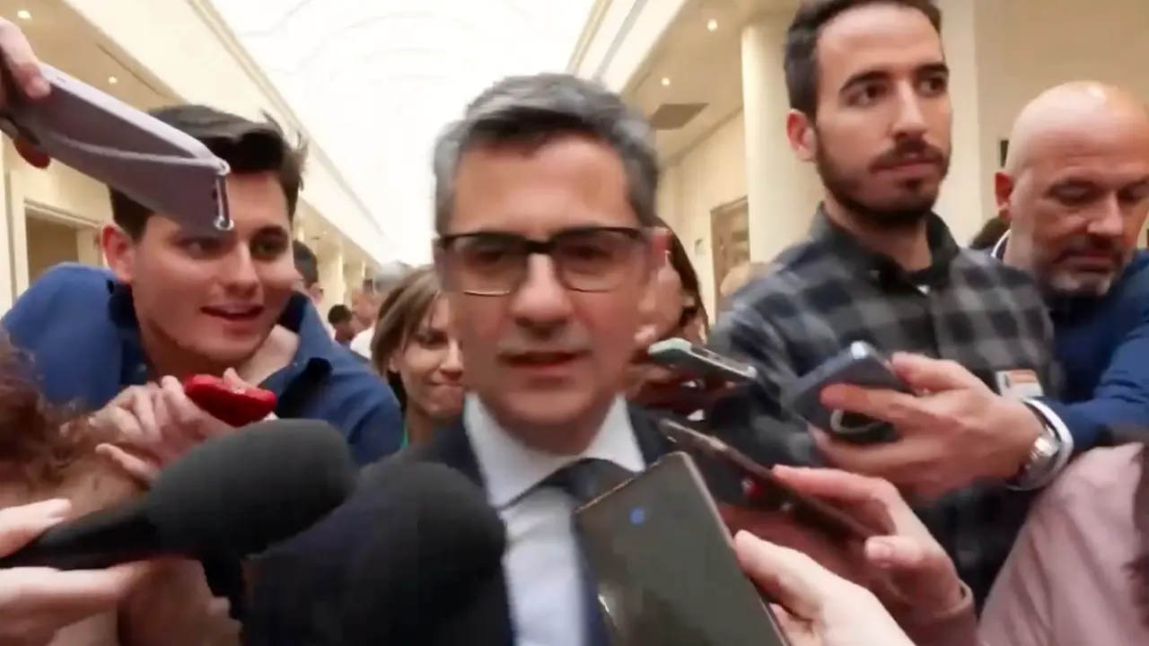 El periodista Vito Quiles pregunta al socialista y ministro de Justicia, F&eacute;lix Bola&ntilde;os. / A.E.