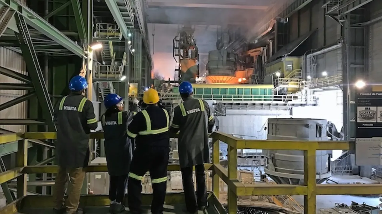 Trabajadores en acci&oacute;n dentro de las instalaciones de Sidenor en Reinosa, compartiendo espacio con Forgings & Castings, en una muestra de la industria y el compromiso laboral en el coraz&oacute;n de Cantabria. / ALERTA