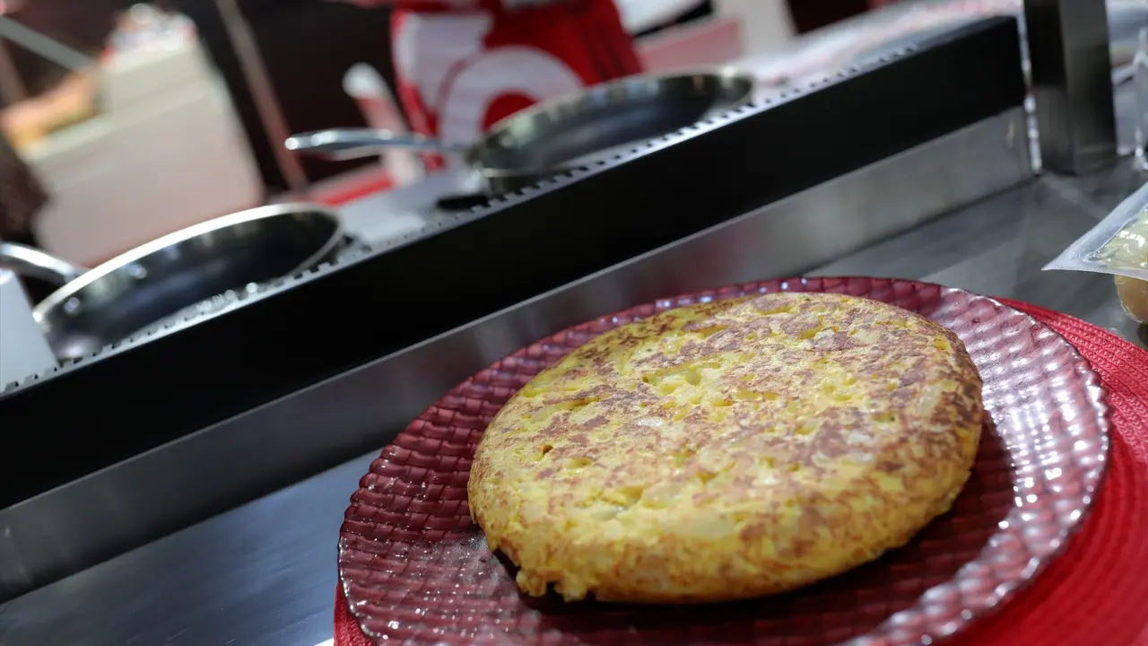 Una tortilla de patatas lista para servir en un bar. EP / Jes&uacute;s Hell&iacute;n