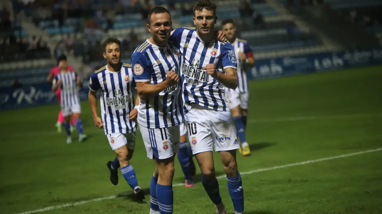 Basurto y Sa&uacute;l celebran un gol de la Gimn&aacute;stica en El Malec&oacute;n. / Alerta