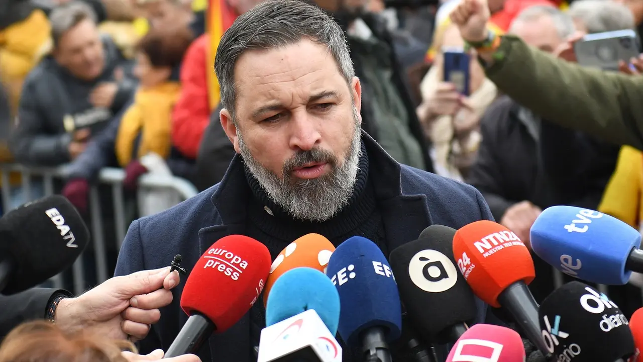 El l&iacute;der de VOX, Santiago Abascal, atiende a los medios de comunicaci&oacute;n durante una concentraci&oacute;n donde piden la dimisi&oacute;n de Pedro S&aacute;nchez. EP / Fernando S&aacute;nchez