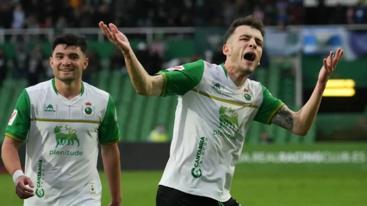 &Iacute;&ntilde;igo Vicente y Aldasoro celebran un gol en El Sardinero. / Racing de Santander