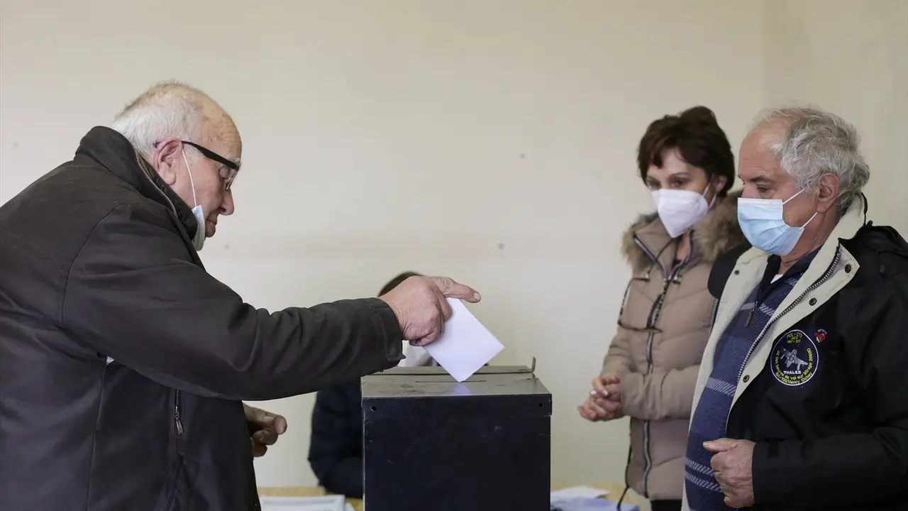 Un hombre mayor acude a votar en un colegio electoral del Alto Duero portugu&eacute;s. EP / Archivo