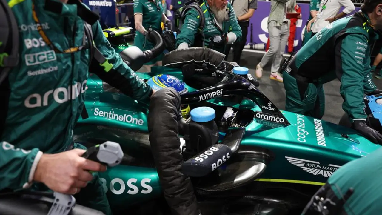 Jeddah (Saudi Arabia), 08/03/2024.- El coche de Fernando Alonso (Aston Martin) es empujado antes del comienzo del Gran Premio de Arabia Saud&iacute; de F&oacute;rmula Uno, en el circuito Jeddah Corniche en Jeddah, Arabia Saudita. EFE/ALI HAIDER
