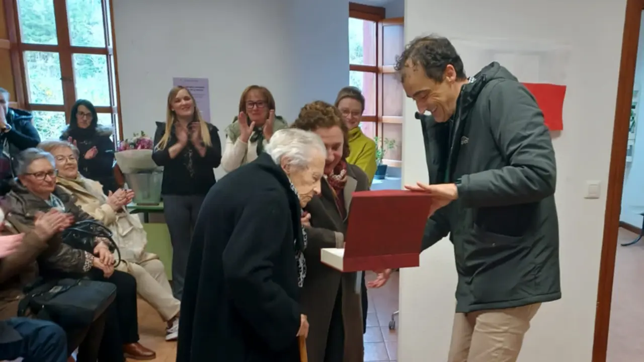 El alcalde Enrique Bretones y el Ayuntamiento de Alfoz de Lloredo organizan un significativo homenaje para Juanita Sordo Molleda, quien a sus 101 a&ntilde;os es celebrada por su papel pionero como la primera telefonista del municipio, marcando un hito en la historia local hace cincuenta a&ntilde;os.