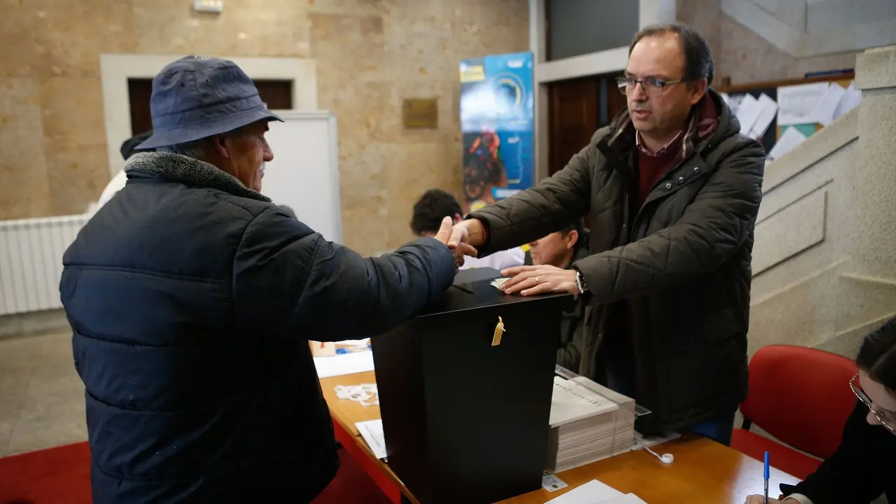 Un hombre ejerce su derecho a voto durante las votaciones a las elecciones parlamentarias de Portugal. EP / Carlos Castro