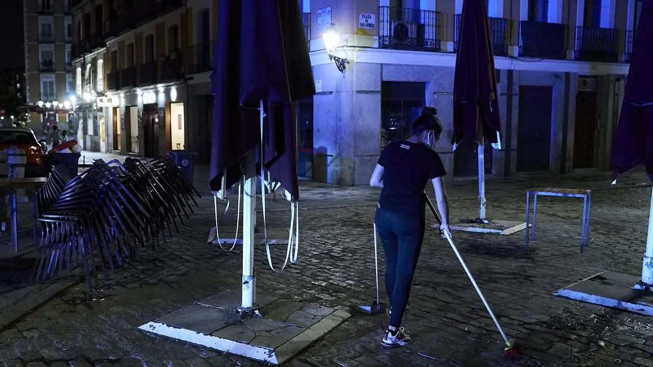 Una trabajadora recoge la terraza de una cafeter&iacute;a de Madrid. EP / A. P&eacute;rez Meca / Archivo