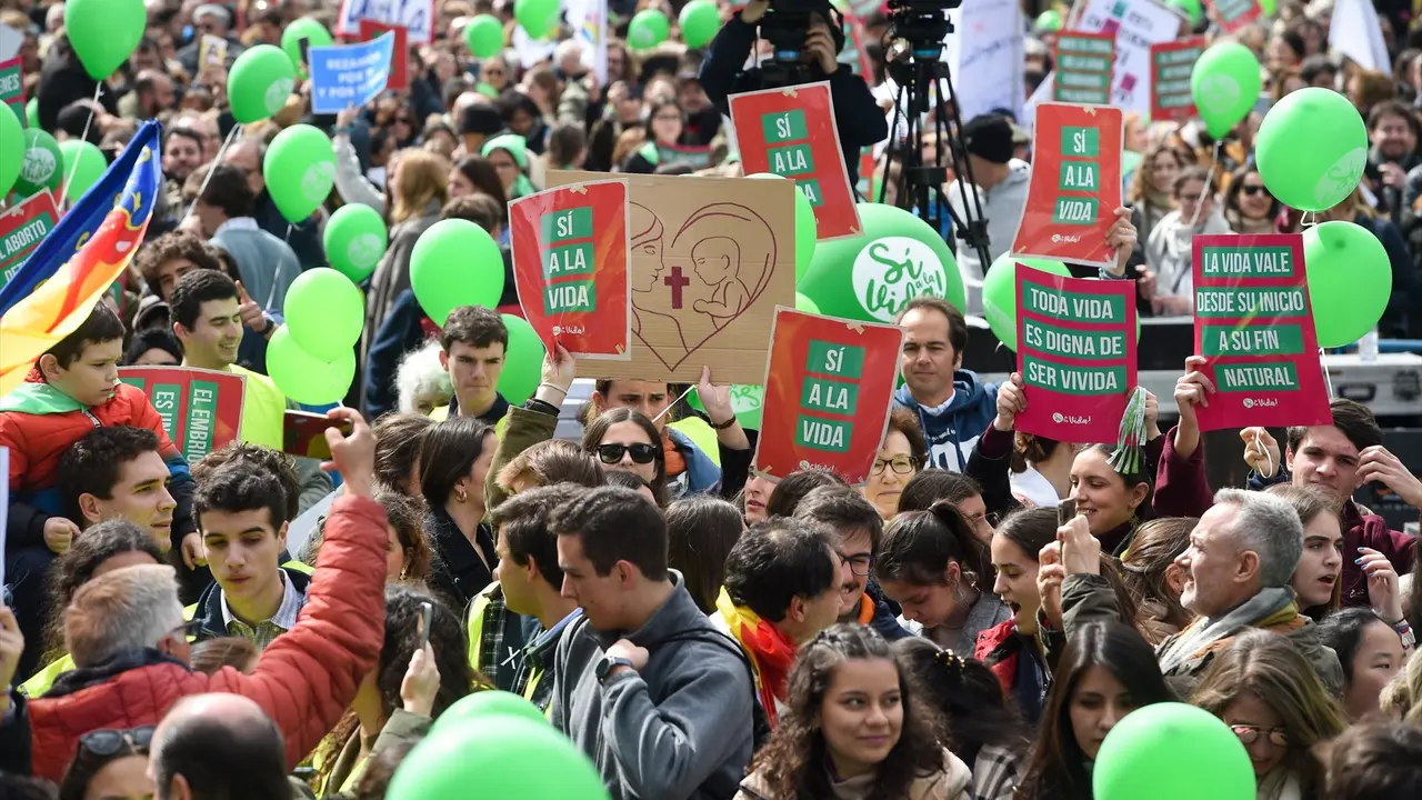 Decenas de personas protestan con carteles durante la marcha por la vida. EP / Gustavo Valiente