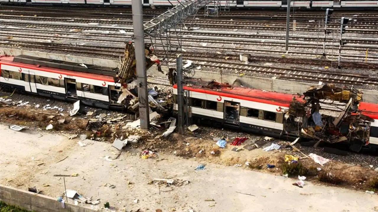 Estado de uno de los vagones, en la estaci&oacute;n de Atocha, tras la explosi&oacute;n registrada en la ma&ntilde;ana del 11 de marzo de 2004, en una imagen de archivo. / Sergio Barrenechea