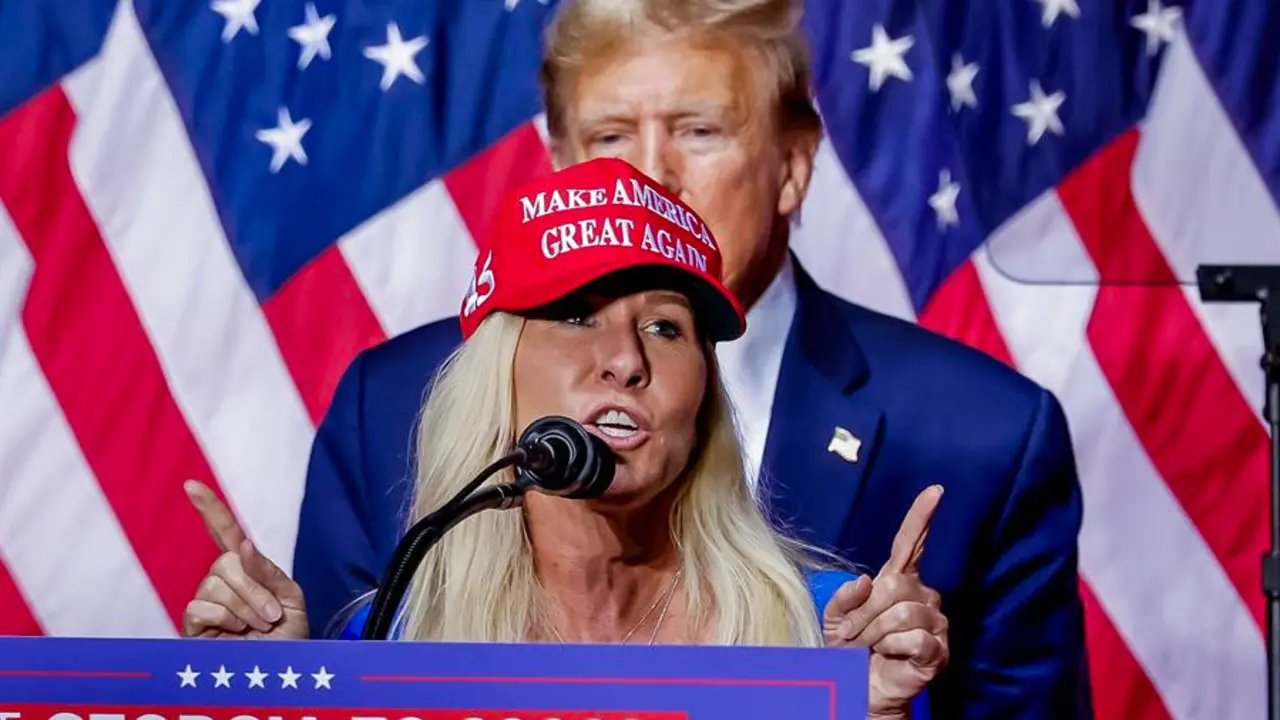 La representante republicana de Georgia, Marjorie Taylor Greene, habla ante la mirada del expresidente de Estados Unidos y candidato republicano a la presidencia, Donald Trump, durante un acto de la campa&ntilde;a "Get Out The Vote Rally" en el Forum River Center de Rome, Georgia, Estados Unidos, el 9 de marzo de 2024. Las elecciones primarias presidenciales de Georgia se celebran el 12 de marzo de 2024. (Roma) EFE/EPA/ERIK S. LESSER

Traducci&oacute;n realizada con la versi&oacute;n gratuita del traductor DeepL.com