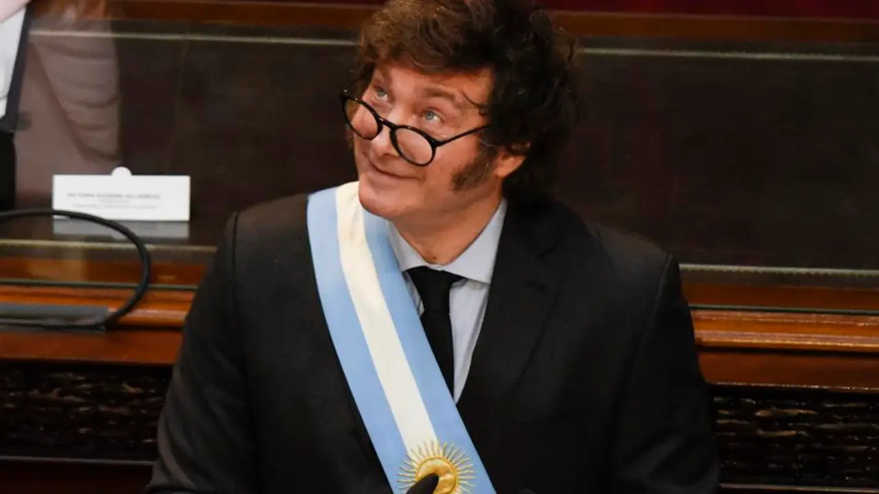 El presidente de Argentina Javier Milei (c) pronuncia su discurso al inicio de las sesiones ordinarias este viernes, en la C&aacute;mara de Diputados, en Buenos Aires (Argentina). Milei denunci&oacute; este viernes que el populismo hurt&oacute; buena parte de los ingresos de la poblaci&oacute;n, al hacer un repaso de la "herencia" recibida de la Administraci&oacute;n del peronista Alberto Fern&aacute;ndez (2019-2023). EFE/Mat&iacute;as Martin Campaya